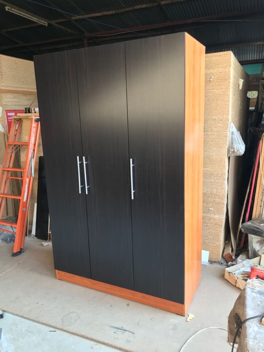 Armoire moderne trois portes