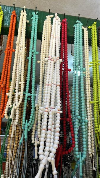 Chapelets de perles colorées