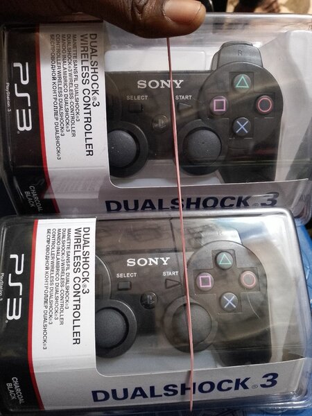 2 x Manettes de PS3 + un câble