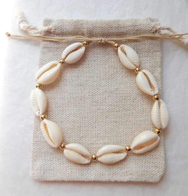 Chaîne au pied en Cauris