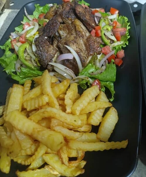 Assiette de porc braisé Frites