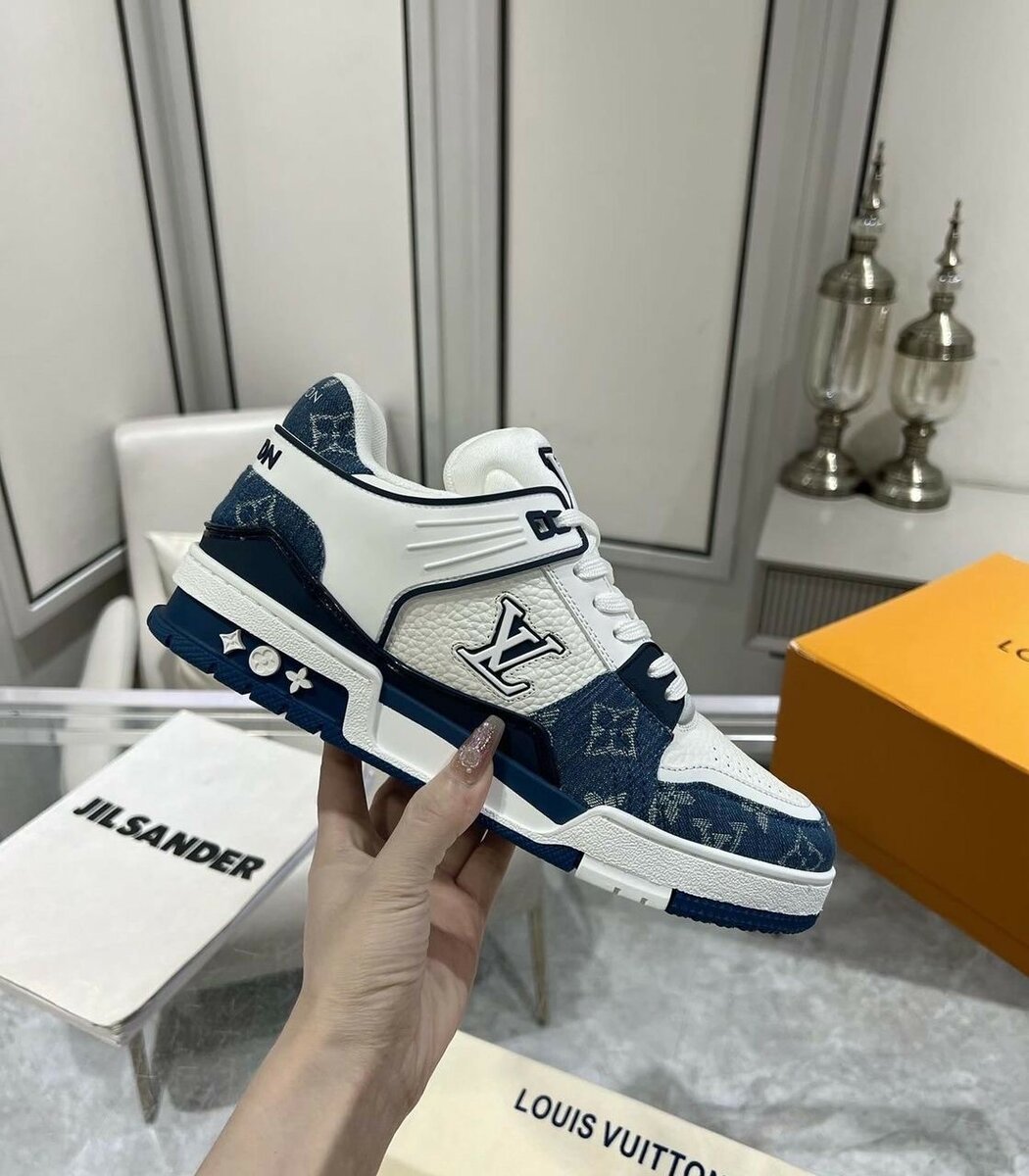 LOUIS VUITTON CLASSIC