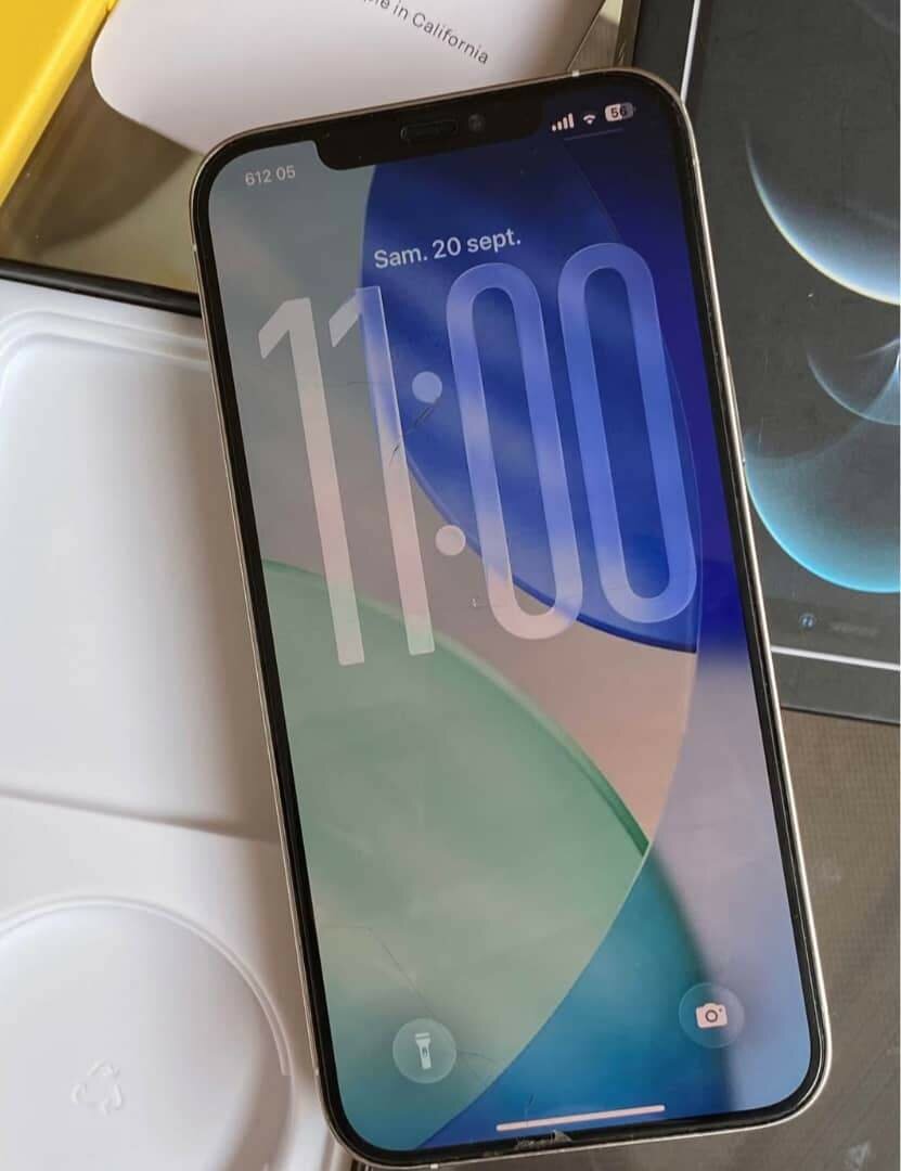 iPhone avec coque jaune