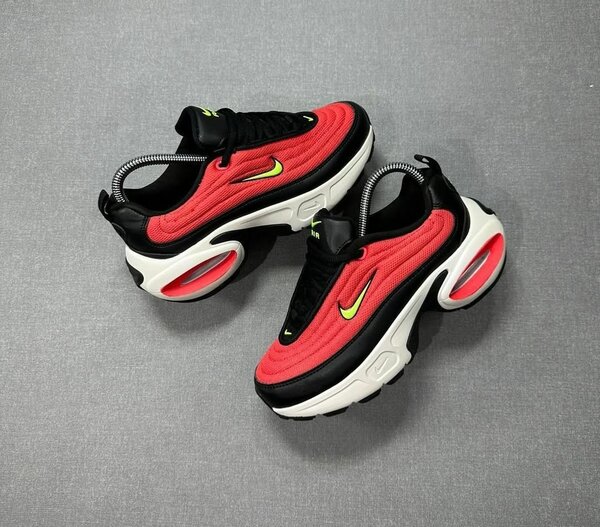 Baskets tendance rouge et noire