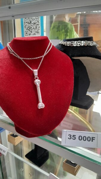 Collier avec médaille os 2025