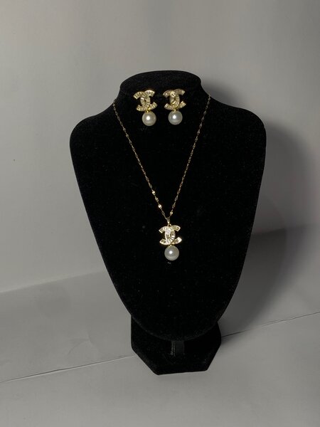 Ladies necklace set