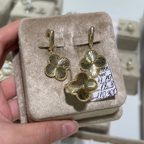 Комплект из золота