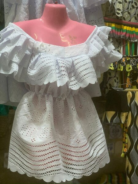 Robe en dentelle blanche élégante