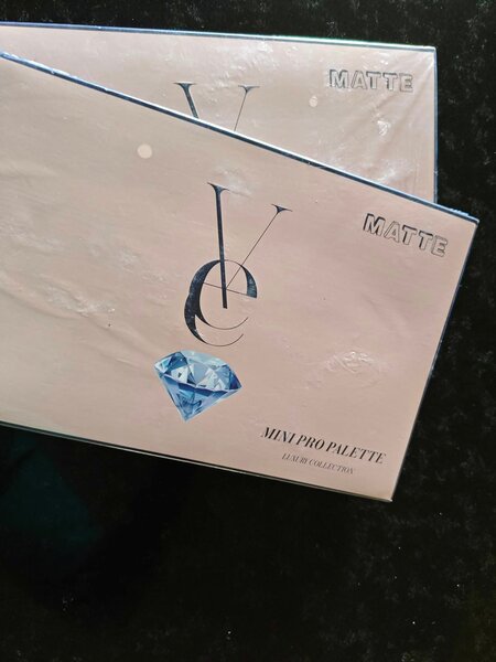 Vee beauty matte powder pallete 