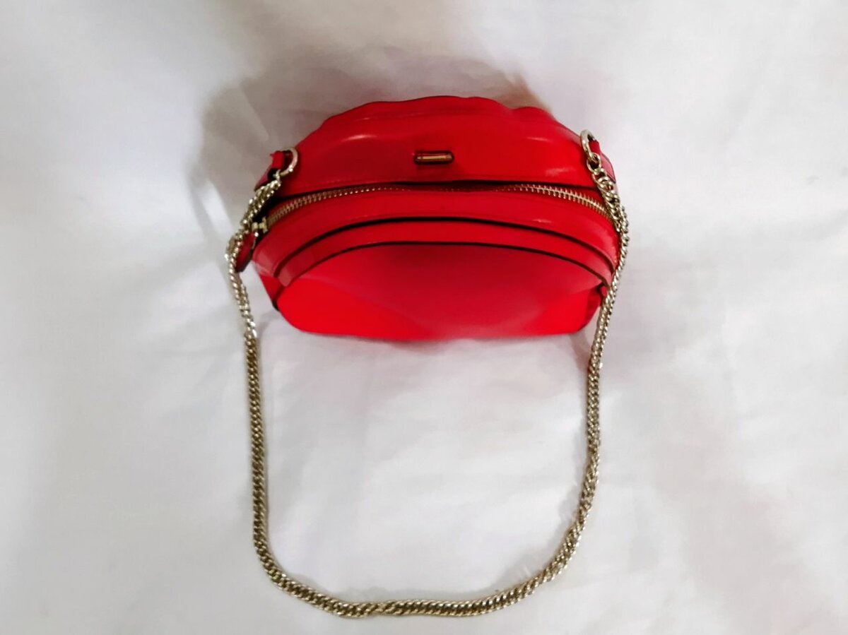 Sac à main en cuir rouge élégant