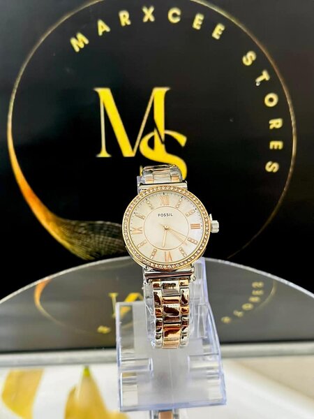 Women's wristwatch with metal bracelet