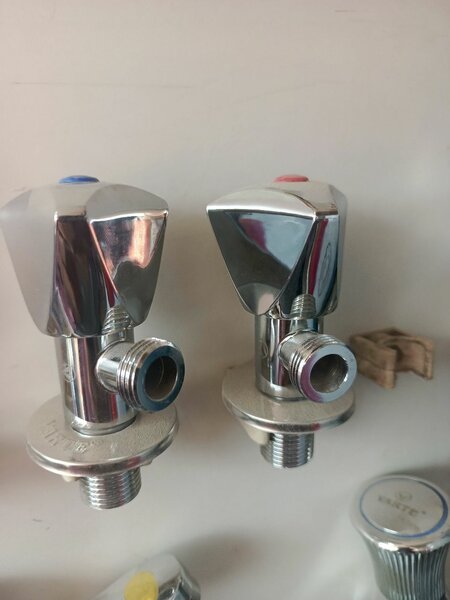 Robinet de salle de bain chromé