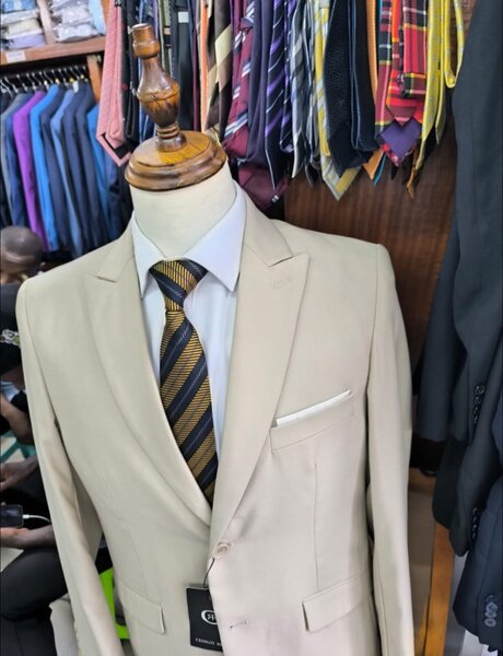 Costume élégant homme classique