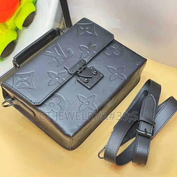 Sacoche en cuir noir élégante