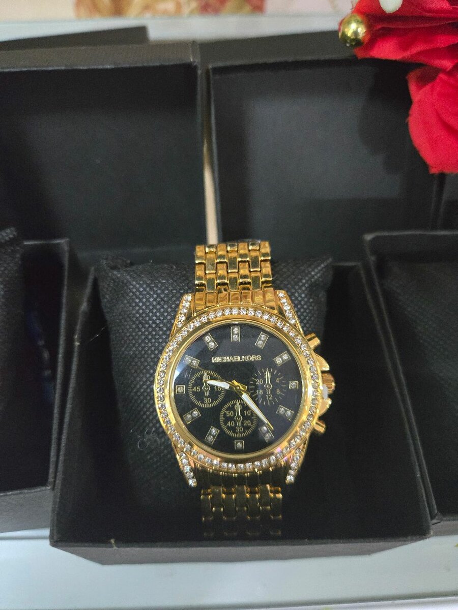 Montre élégante dorée