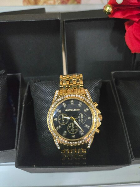 Montre élégante dorée