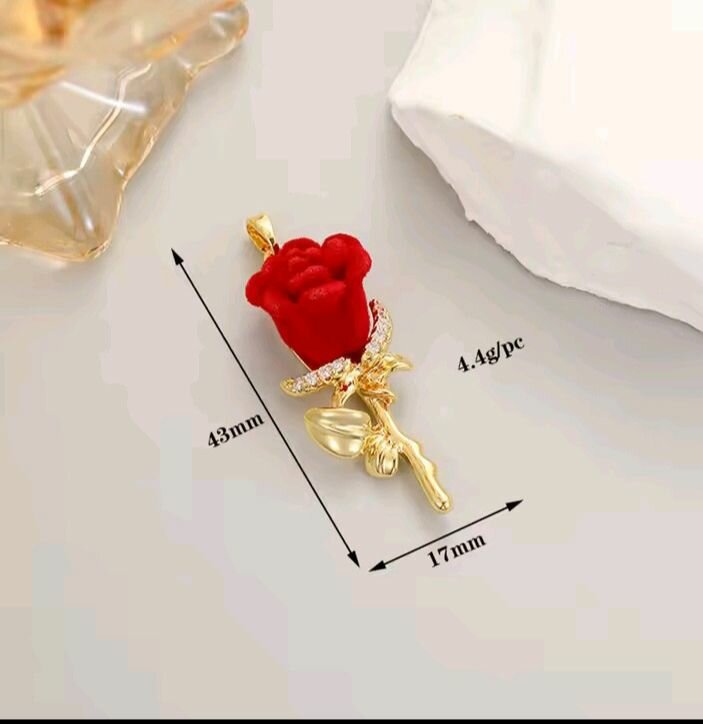 Pendentif rose en or rouge