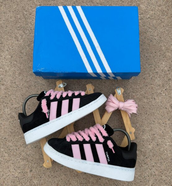 Chaussures de sport noires et roses