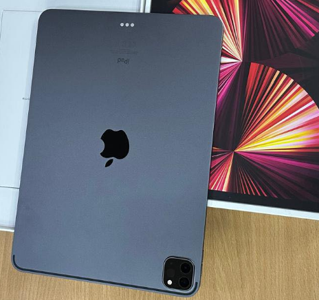 Uk 🇬🇧 iPad Pro 3rd generation (11’ inches 128gb) WiFi …. Comes with a free 2nd generation Apple Pencil and smartdock 8 in 1… the power is in your hands 12 months warranty.