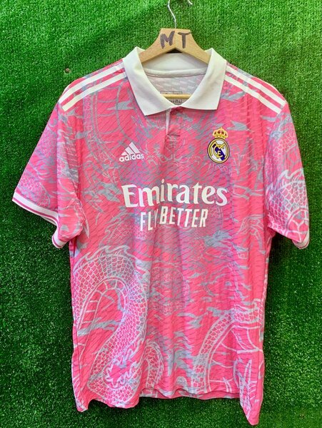 Maillot collector Réal Madrid écussons en gomme version pro