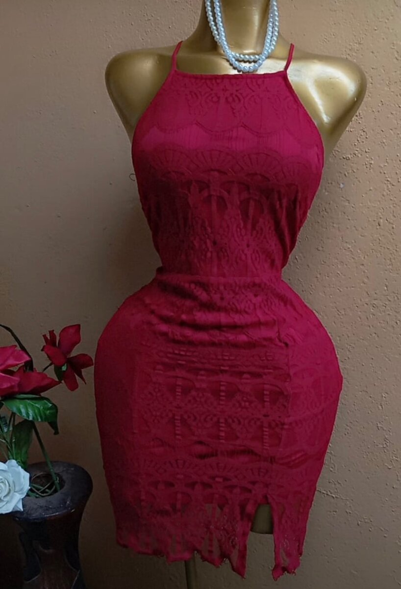 Robe en dentelle rouge élégante