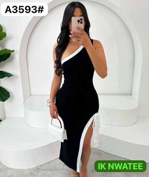 Robe Évasée Noire Asymétrique