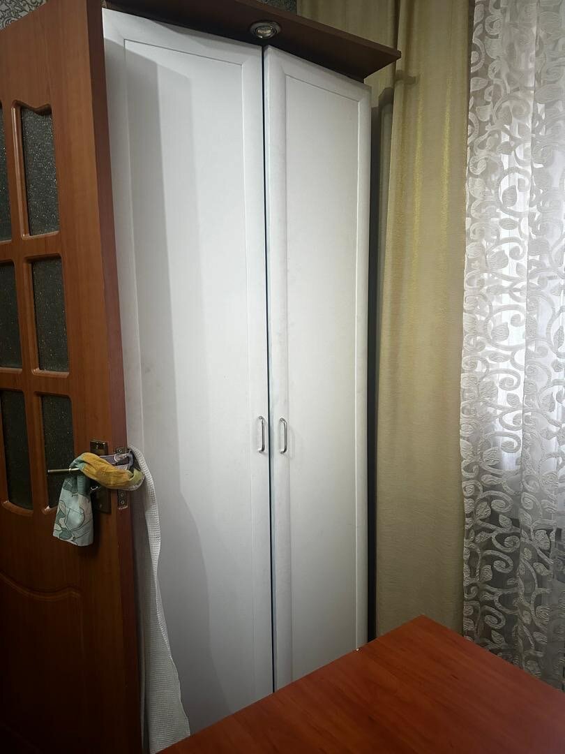 1 Шкаф купе 11000 сом. 3 обычных шкафа по 5000