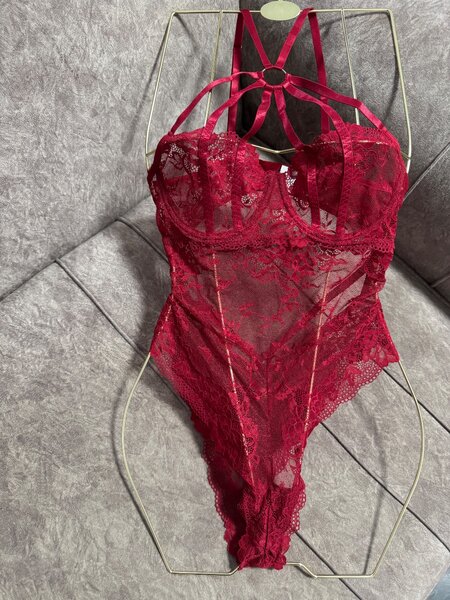 bodysuit en dentelle rouge