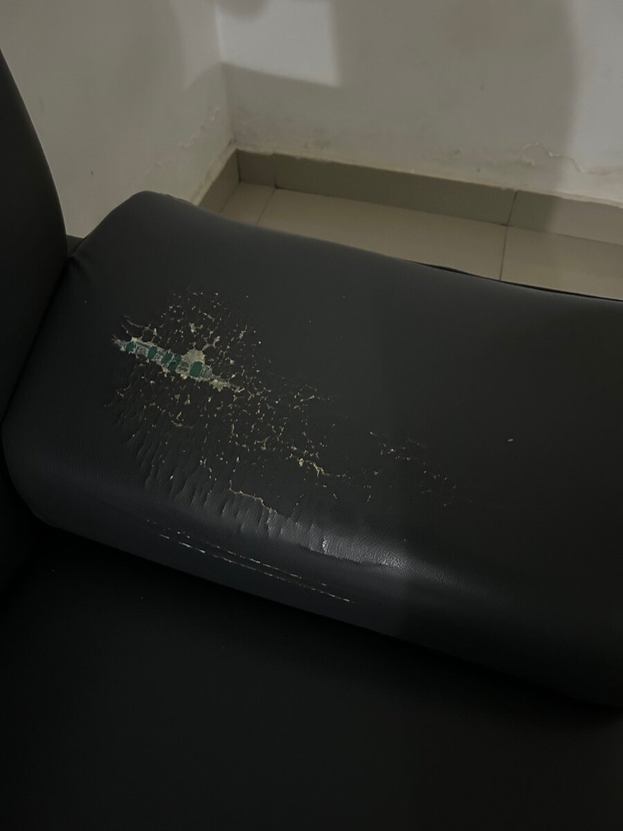 Canapé en cuir usé