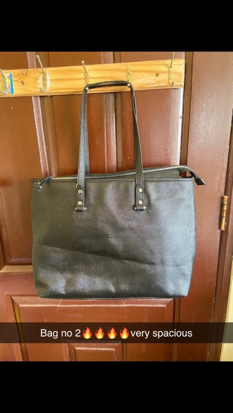 Spacious tote bag with zip & inner compartments