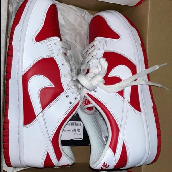 Baskets Nike blanches et rouges