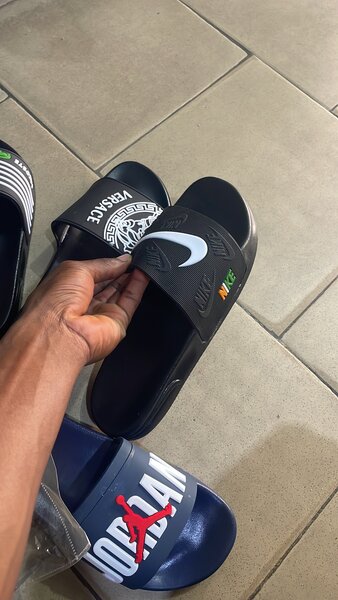 Tongs de marque élégantes