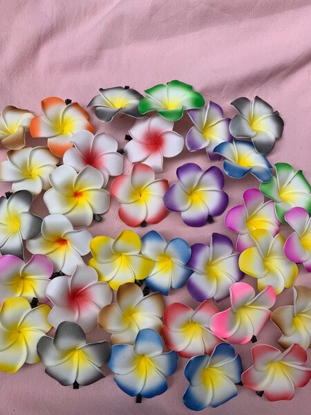 Fleurs décoratives en mousse colorées