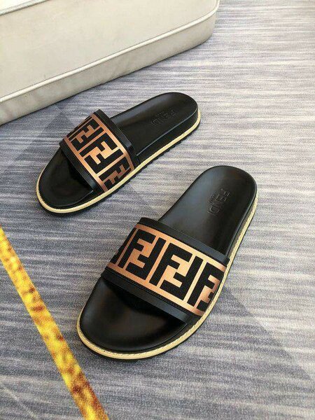 Claquette Fendi original dans carton