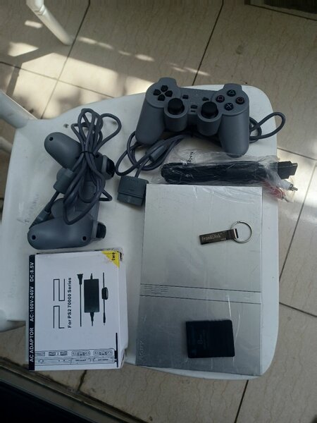 PS2 SLIM +MANETTES  27 JEUX