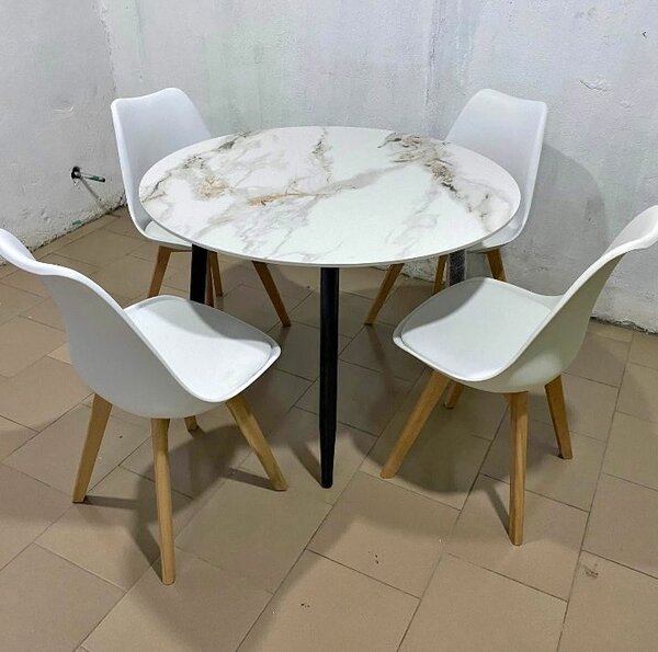Table ronde en marbre avec chaises