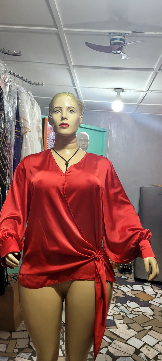 Blouse satin rouge élégante