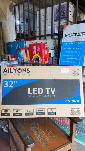 AILYONS 32" TV