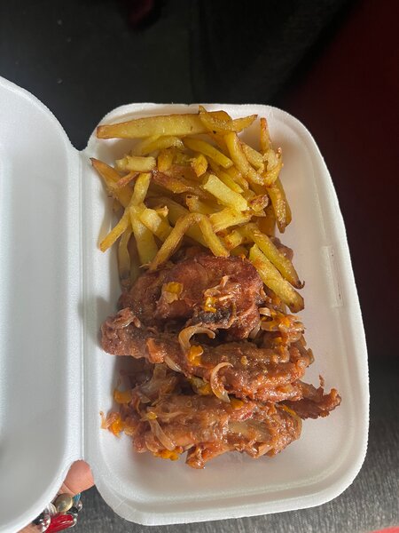 Snack épicé avec frites