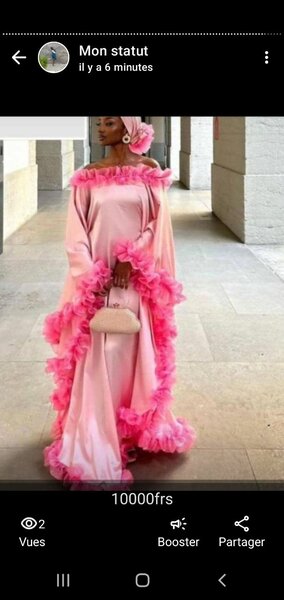Robe élégante rose à volants
