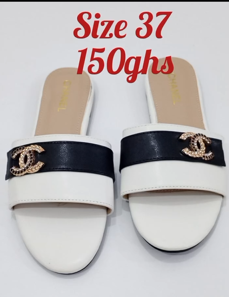 Flip flops black and white