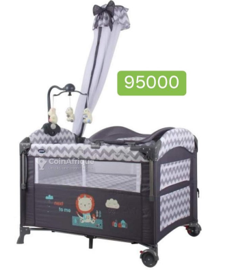 Lit berceau bébé avec moustiquaire