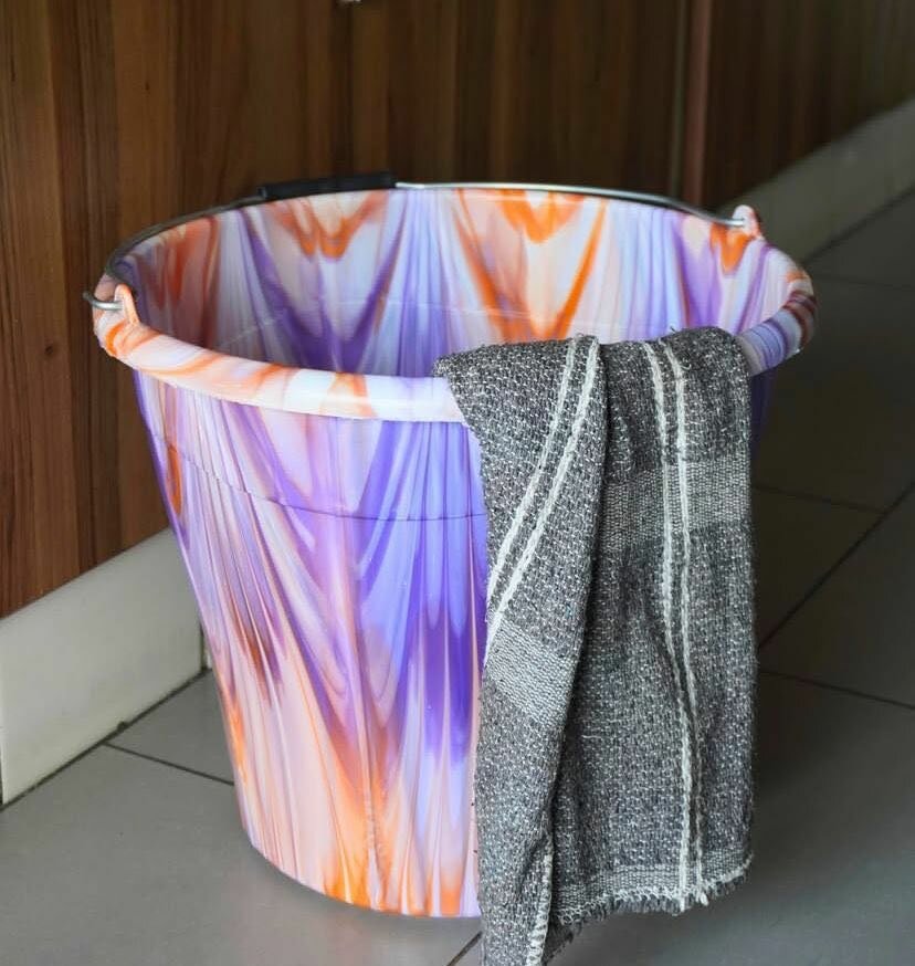 Seau coloré en plastique