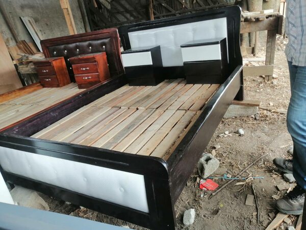 Lits   2 places avec du bois rouge