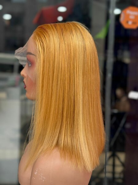Coupe carré blond frontal