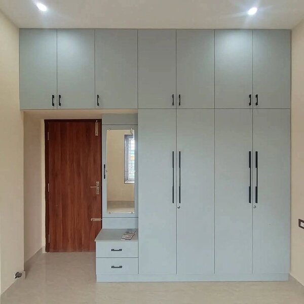 Armoire moderne avec miroir