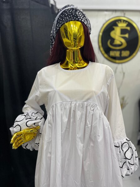 Robe blanche chic à motifs