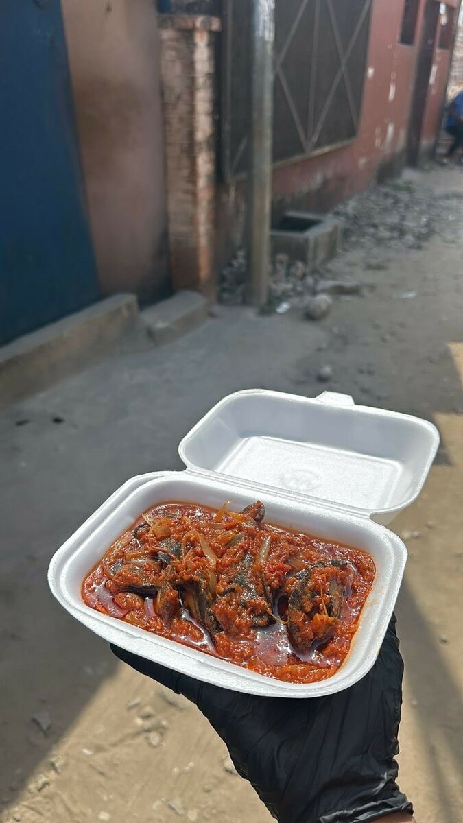 Escargot sauté et attieke