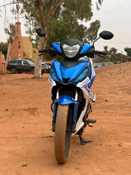 Moto de sport élégante bleue