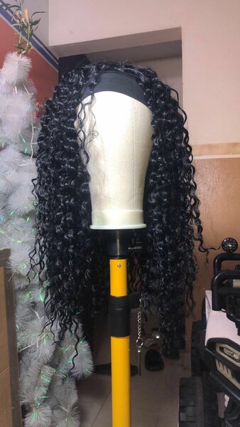 Perruque bandeau bouclée